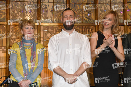 Theaterpremiere 'Zuhause bin ich Darling' in Berlin