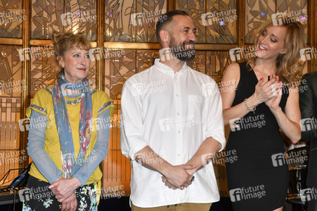 Theaterpremiere 'Zuhause bin ich Darling' in Berlin