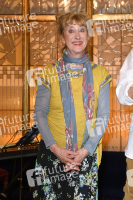 Theaterpremiere 'Zuhause bin ich Darling' in Berlin