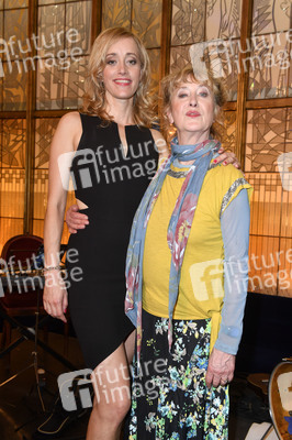 Theaterpremiere 'Zuhause bin ich Darling' in Berlin