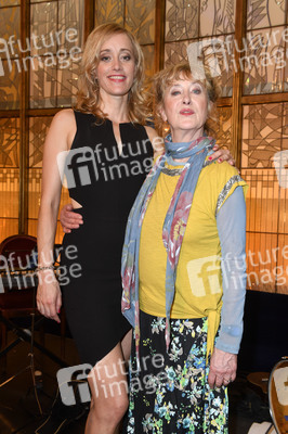 Theaterpremiere 'Zuhause bin ich Darling' in Berlin