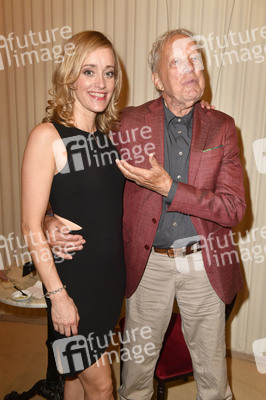 Theaterpremiere 'Zuhause bin ich Darling' in Berlin