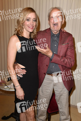 Theaterpremiere 'Zuhause bin ich Darling' in Berlin