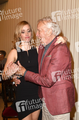 Theaterpremiere 'Zuhause bin ich Darling' in Berlin