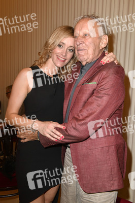 Theaterpremiere 'Zuhause bin ich Darling' in Berlin