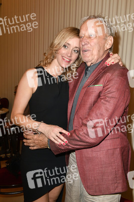 Theaterpremiere 'Zuhause bin ich Darling' in Berlin