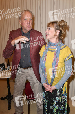 Theaterpremiere 'Zuhause bin ich Darling' in Berlin