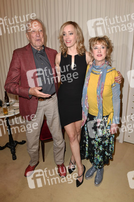 Theaterpremiere 'Zuhause bin ich Darling' in Berlin