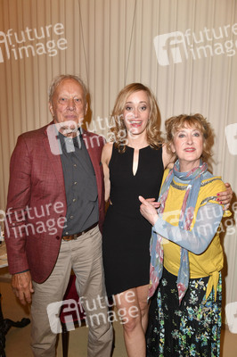 Theaterpremiere 'Zuhause bin ich Darling' in Berlin