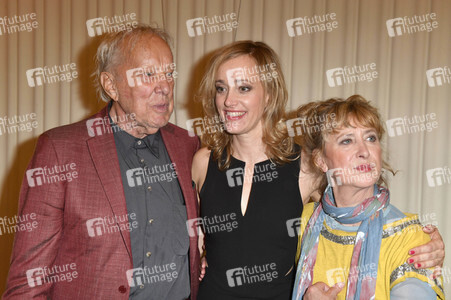 Theaterpremiere 'Zuhause bin ich Darling' in Berlin