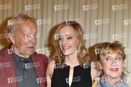 Theaterpremiere 'Zuhause bin ich Darling' in Berlin