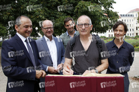 Eintrag ins Goldene Buch der Stadt am Set von 'Fabian - Der Gang vor die Hunde' in Görlitz