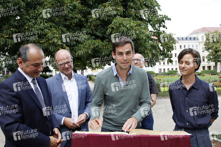 Eintrag ins Goldene Buch der Stadt am Set von 'Fabian - Der Gang vor die Hunde' in Görlitz