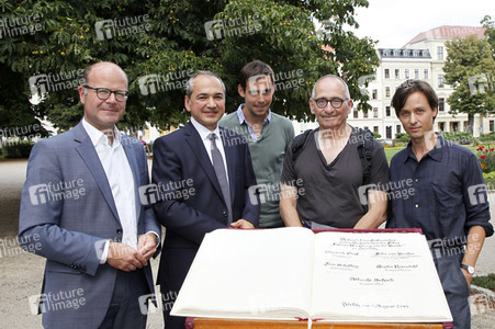 Eintrag ins Goldene Buch der Stadt am Set von 'Fabian - Der Gang vor die Hunde' in Görlitz