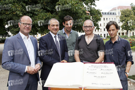 Eintrag ins Goldene Buch der Stadt am Set von 'Fabian - Der Gang vor die Hunde' in Görlitz