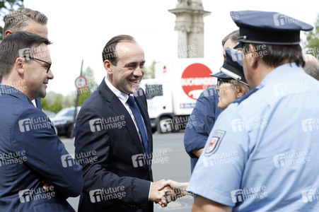 Gedenkveranstaltung zum 58. Jahrestag des Mauerbaus an der Glienicker Brücke in Potsdam