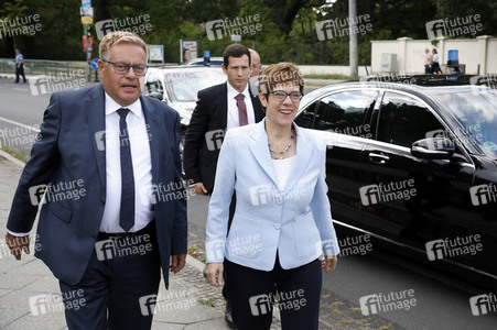 Gedenkveranstaltung zum 58. Jahrestag des Mauerbaus an der Glienicker Brücke in Potsdam