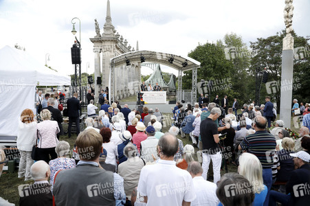 Gedenkveranstaltung zum 58. Jahrestag des Mauerbaus an der Glienicker Brücke in Potsdam