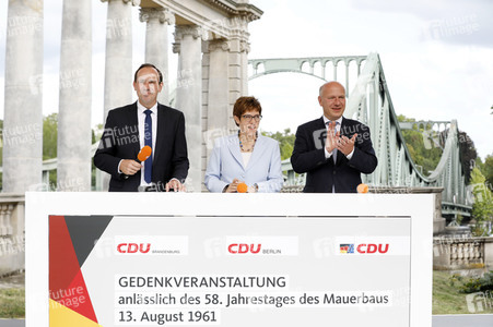 Gedenkveranstaltung zum 58. Jahrestag des Mauerbaus an der Glienicker Brücke in Potsdam