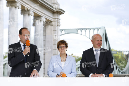 Gedenkveranstaltung zum 58. Jahrestag des Mauerbaus an der Glienicker Brücke in Potsdam