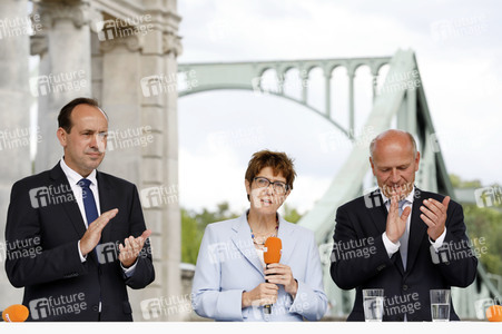 Gedenkveranstaltung zum 58. Jahrestag des Mauerbaus an der Glienicker Brücke in Potsdam