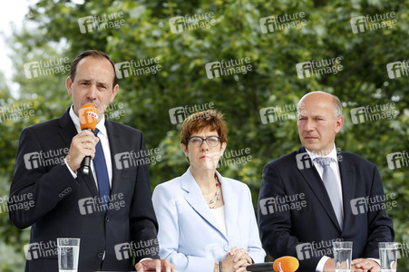 Gedenkveranstaltung zum 58. Jahrestag des Mauerbaus an der Glienicker Brücke in Potsdam