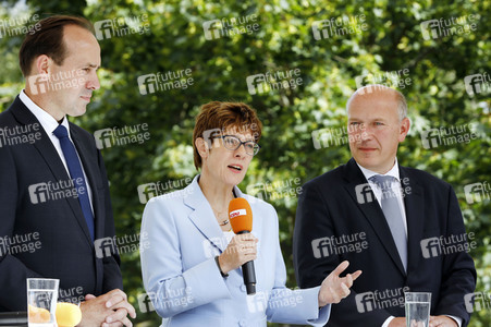 Gedenkveranstaltung zum 58. Jahrestag des Mauerbaus an der Glienicker Brücke in Potsdam