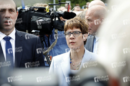 Gedenkveranstaltung zum 58. Jahrestag des Mauerbaus an der Glienicker Brücke in Potsdam
