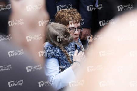 Gedenkveranstaltung zum 58. Jahrestag des Mauerbaus an der Glienicker Brücke in Potsdam