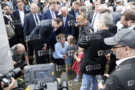Gedenkveranstaltung zum 58. Jahrestag des Mauerbaus an der Glienicker Brücke in Potsdam