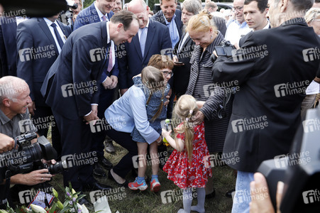 Gedenkveranstaltung zum 58. Jahrestag des Mauerbaus an der Glienicker Brücke in Potsdam