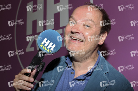 Jens Wawrczeck im 80er Café in Hamburg