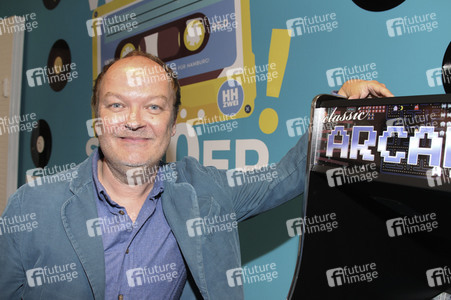 Jens Wawrczeck im 80er Café in Hamburg