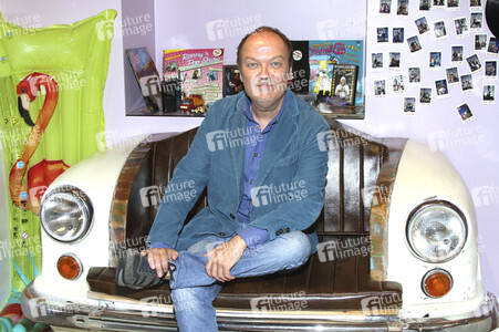 Jens Wawrczeck im 80er Café in Hamburg