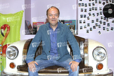 Jens Wawrczeck im 80er Café in Hamburg