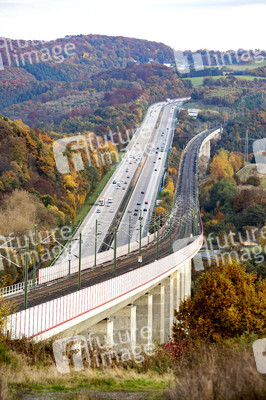Symbolfoto Autobahn vs. Eisenbahn