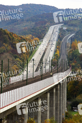 Symbolfoto Autobahn vs. Eisenbahn