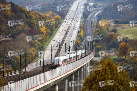 Symbolfoto Autobahn vs. Eisenbahn