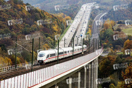 Symbolfoto Autobahn vs. Eisenbahn