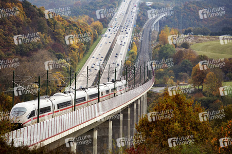 Symbolfoto Autobahn vs. Eisenbahn
