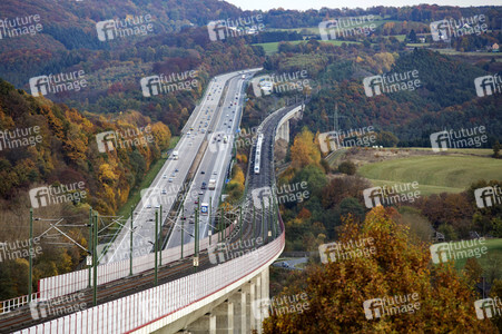 Symbolfoto Autobahn vs. Eisenbahn