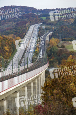 Symbolfoto Autobahn vs. Eisenbahn