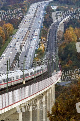 Symbolfoto Autobahn vs. Eisenbahn