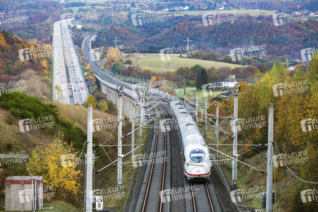 Symbolfoto Autobahn vs. Eisenbahn