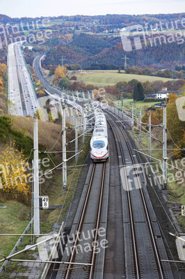 Symbolfoto Autobahn vs. Eisenbahn