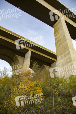 Symbolfoto Autobahn vs. Eisenbahn