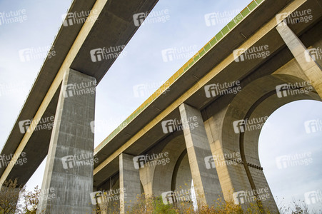 Symbolfoto Autobahn vs. Eisenbahn