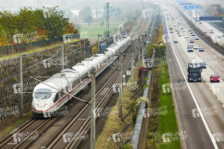 Symbolfoto Autobahn vs. Eisenbahn