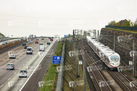 Symbolfoto Autobahn vs. Eisenbahn