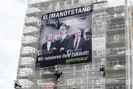 Greenpeace-Aktivisten entrollen Banner an Ministeriumgebäuden in Berlin